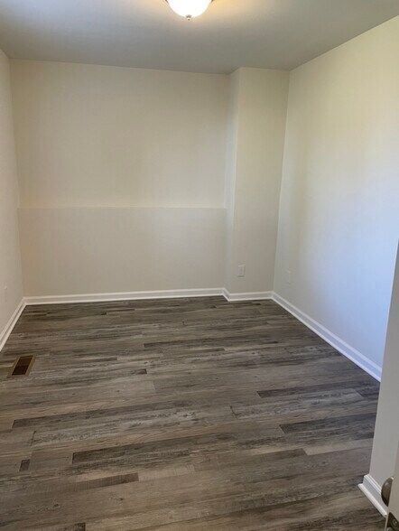 bedroom 2 - 160 Rockleigh Dr