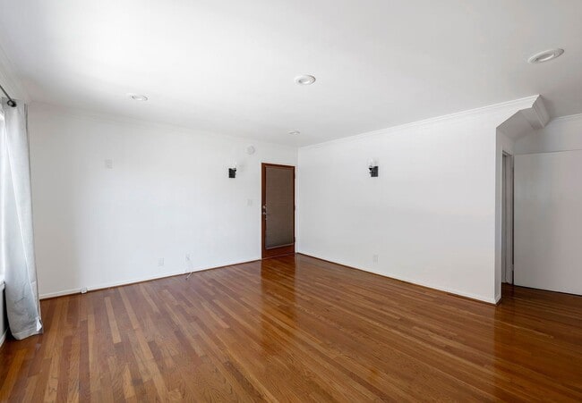 Building Photo - 1008 N Stanley Ave