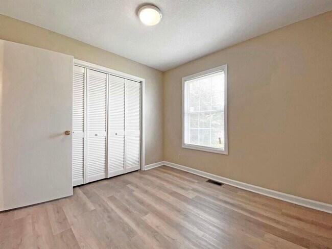 Building Photo - 581 Oakmont Dr