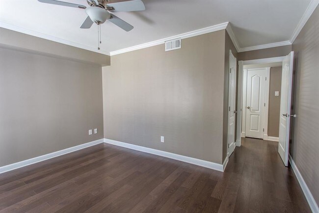 Building Photo - 359 N Post Oak Ln