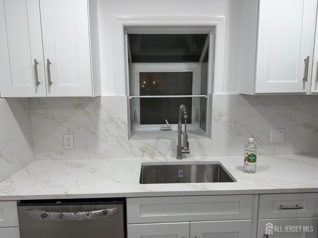 Building Photo - 2460 Woodbridge Ave