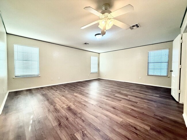 Building Photo - Spacious Inside & Out!