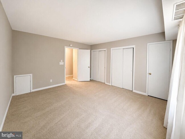 Building Photo - 3830 Lyndhurst Dr