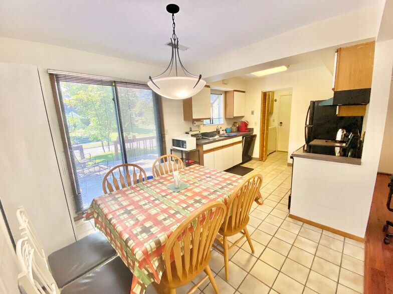 Building Photo - 1375 Rydalmount Rd