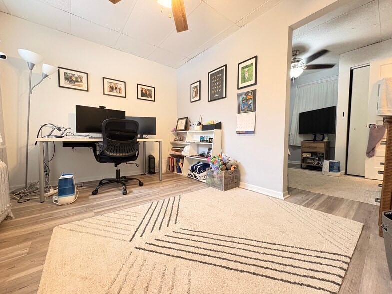 Building Photo - 5807 Hobart St