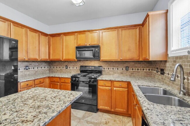 Building Photo - Spacious 4BR Home w/ Screened Porch, Fenced Yard & Great Location