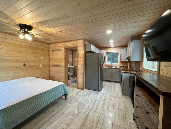 Building Photo - Beautiful, dog friendly, cabin for rent