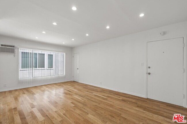 Building Photo - 923 N San Vicente Blvd