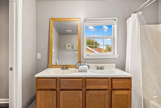 Building Photo - 5219 Avenue Q