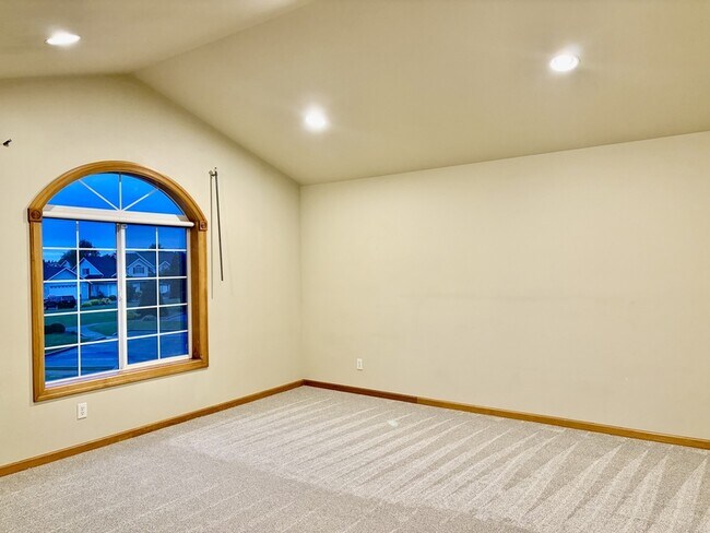 Building Photo - 2285 James Cir