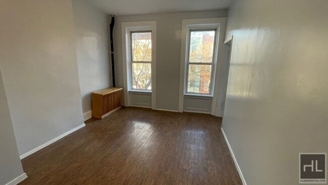 Building Photo - COZY & COMFORTABLE  VERY BRIGHT 2.5 BEDROO...