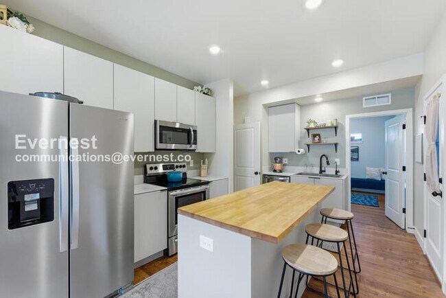 Building Photo - 4 Bed/3 Bath Townhome with Fenced Yard & Garage / Available Now!