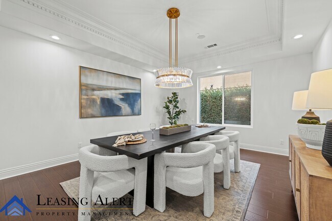 Building Photo - 5011 Hayvenhurst Ave