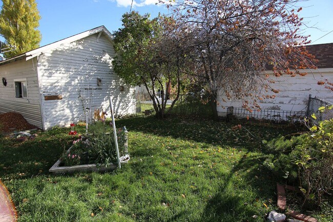 Building Photo - 2 Bed 1 Bath + Garage and Yard