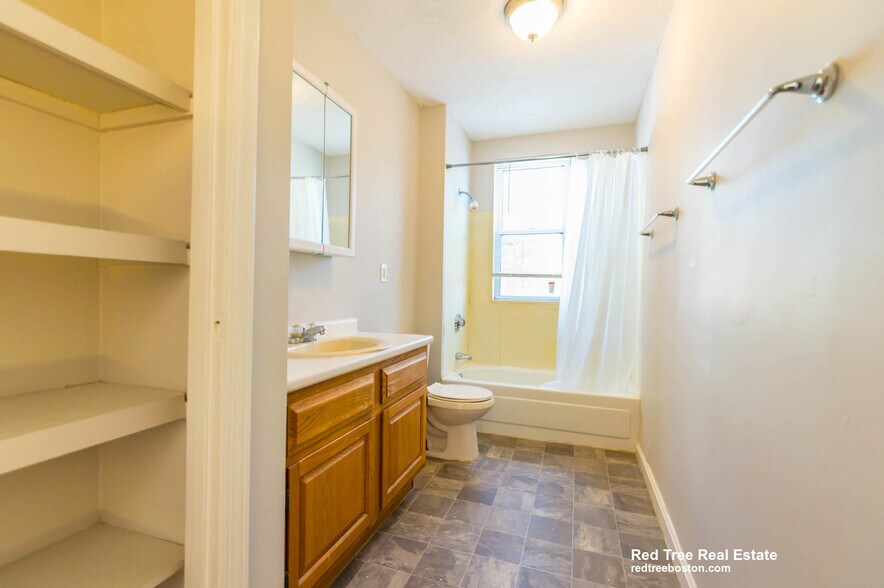 Building Photo - 120 Kenrick St