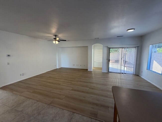 Building Photo - MOVE IN SPECIAL! Charming 3 Bed, 2 Bath in Surprise