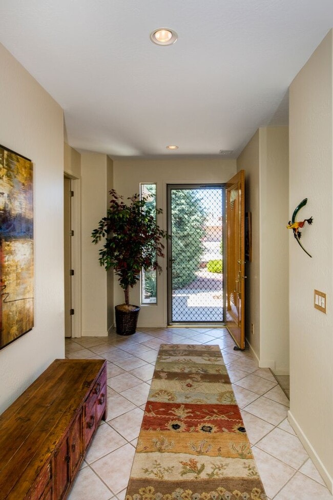 Building Photo - Open, light and bright, quiet Sedona Golf ...