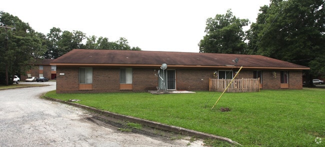 Primary Photo - Oakwood Apartments