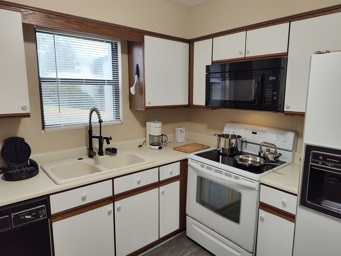 Building Photo - 301 Abbey Cir