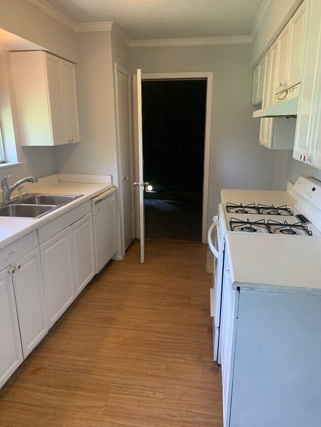 Building Photo - 679 Edgeglen Dr