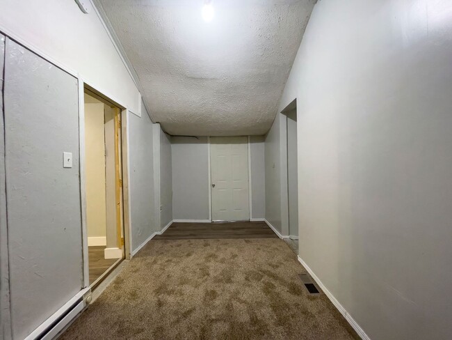 Building Photo - Spacious Three Bedroom Two Bath Home