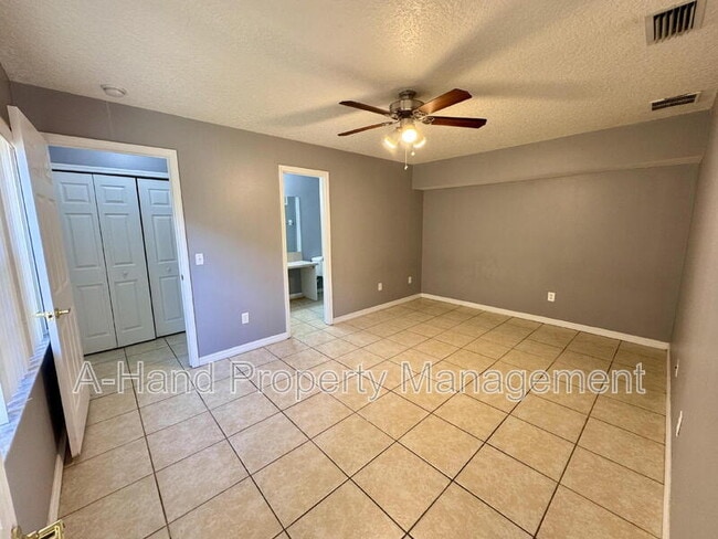 Building Photo - 2725 Fan Palm Dr