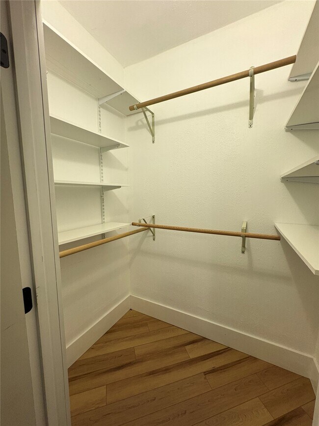 Building Photo - 115 W 6th St