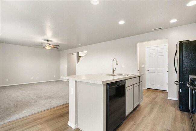 Building Photo - Beautiful Home 3 bed, 2.5 baths - Pet Friendly - Ready Now!