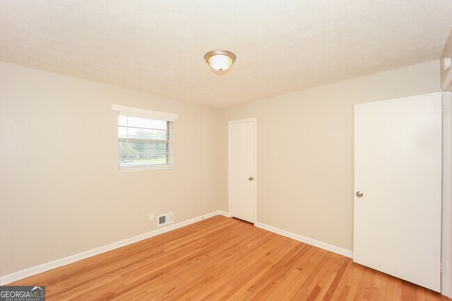 Building Photo - 600 Emerald Dr
