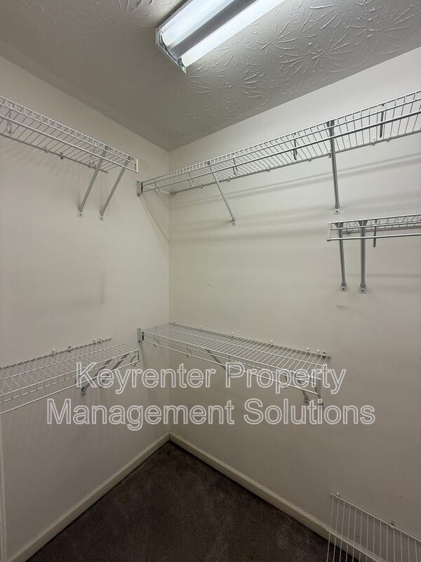 Building Photo - 104 Buckingham Pl