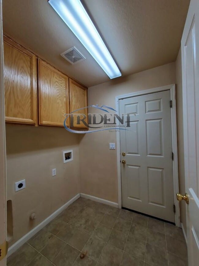Building Photo - 4 bedroom, 2 bath house