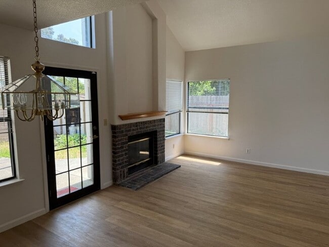 Building Photo - Modern 4 Bedroom 3 Car Garage Dixon *Star ...