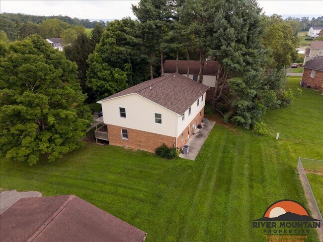 Building Photo - Recently Updated Home Near Virginia Tech