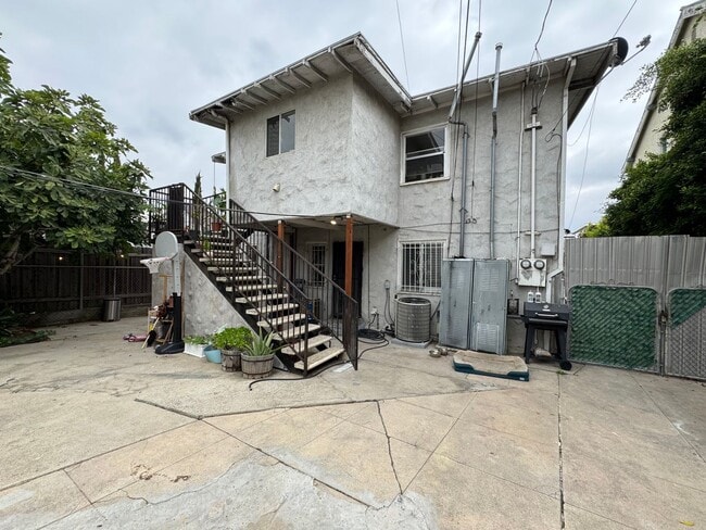 Building Photo - Large centrally located unit with shared yard