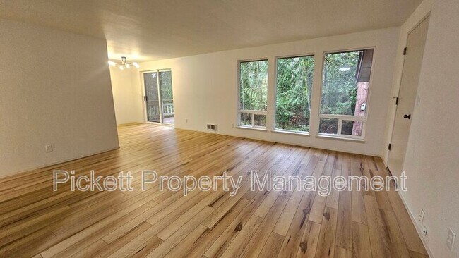 Building Photo - 6449 Lewis NE Dr