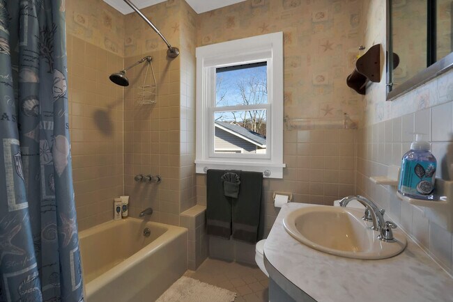 Building Photo - 415 Sound Ave