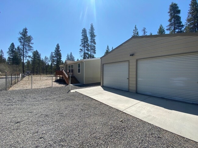 Building Photo - Gorgeous Home w/Huge Shop in La Pine!