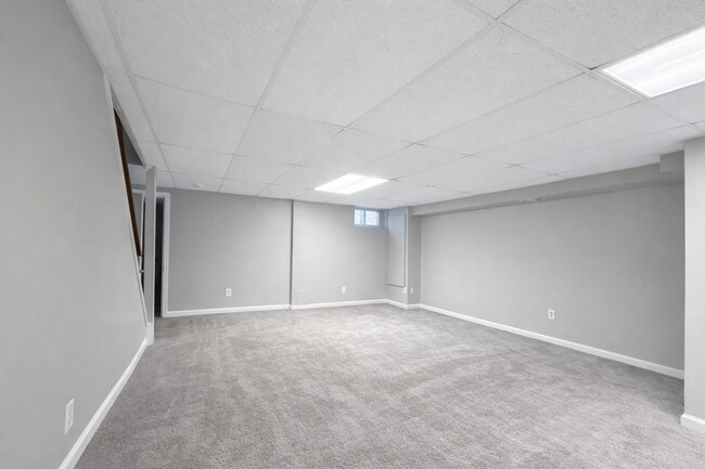 Building Photo - Spacious 3 Bedroom Home | Central AC | Finished Basement | Parking