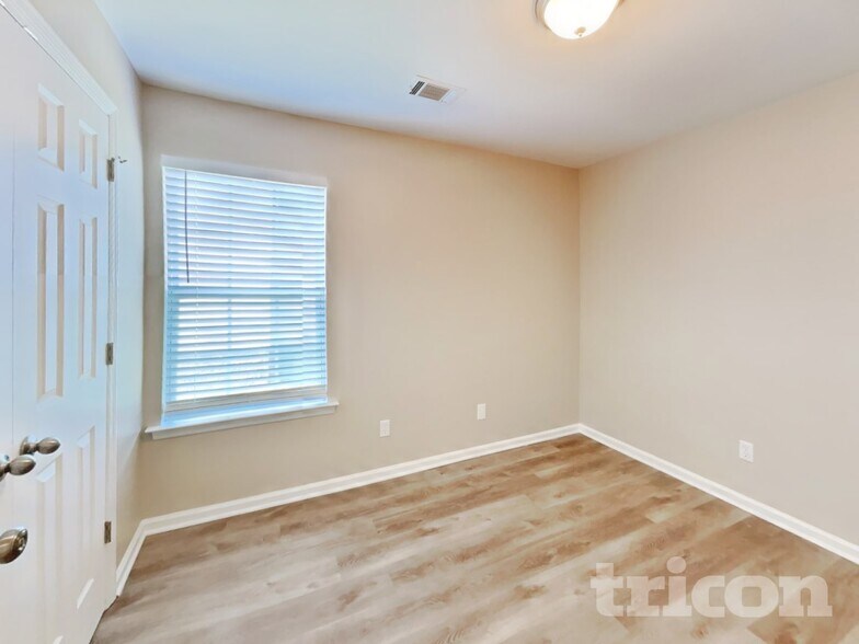 Building Photo - 1889 Olive Cir