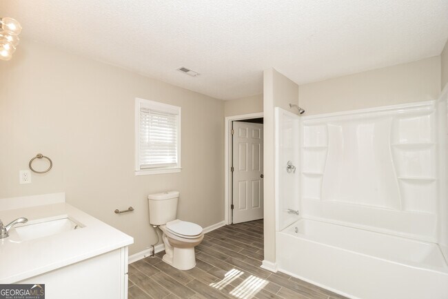 Building Photo - 215 Allatoona Highland Dr