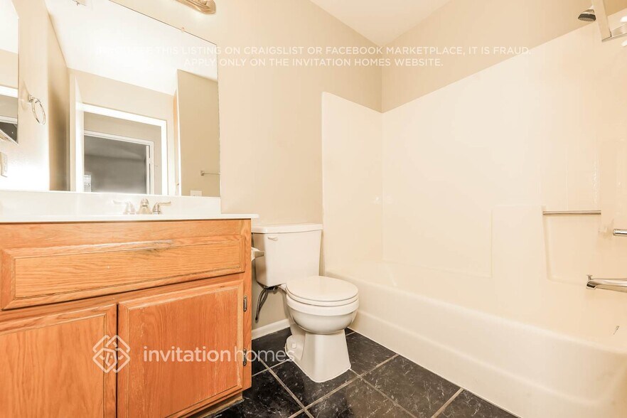 Building Photo - 2878 N Acacia Ave