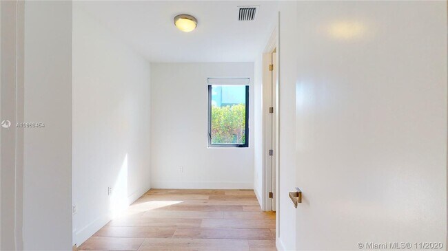 Building Photo - 16580 Sunset Way