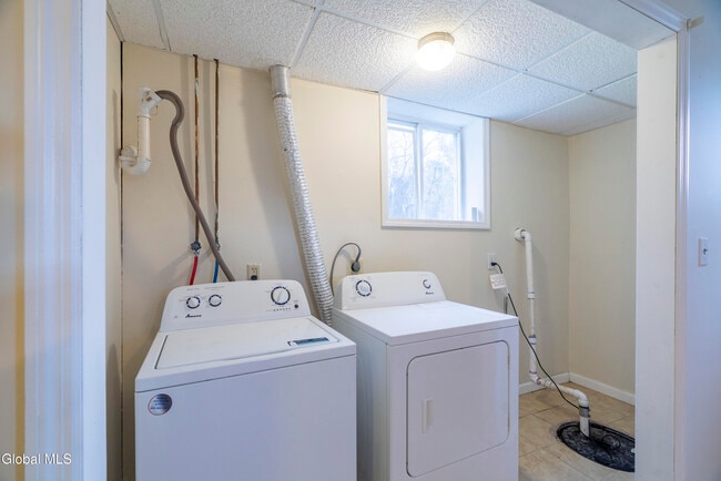 Building Photo - 4 Easy St