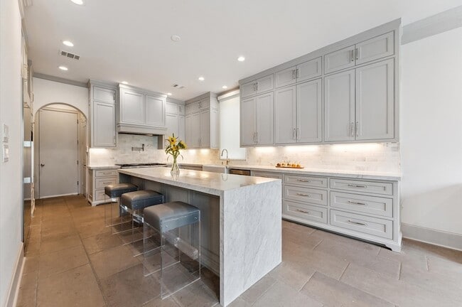 Building Photo - 7 Marilane St