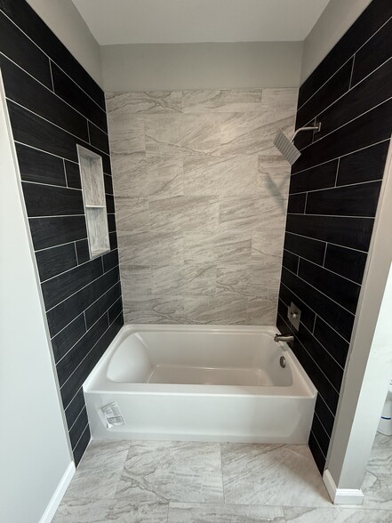 Tub/shower - 111 N Main St
