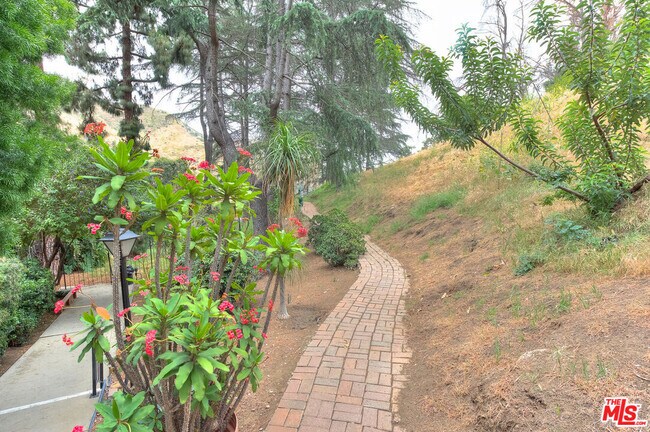 Building Photo - 6708 Hillpark Dr