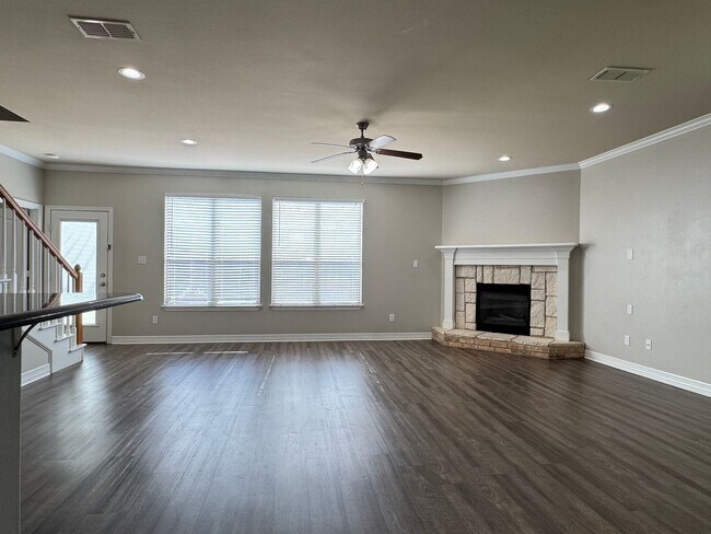 Building Photo - 5805 Thompson Pl
