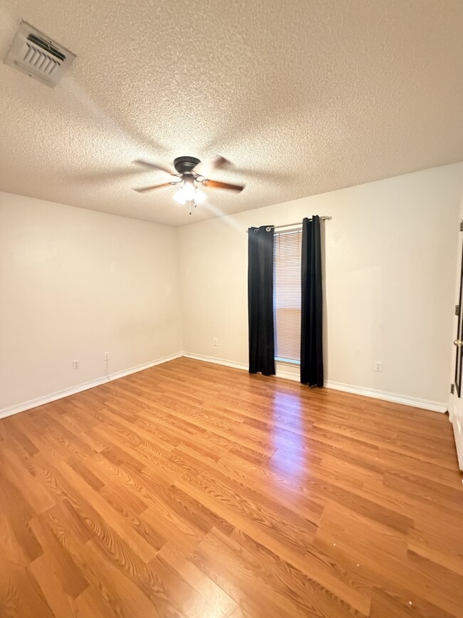 Building Photo - 6585 Eagle Crest Dr