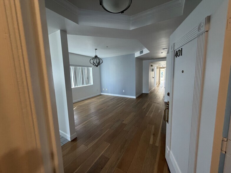 Building Photo - 1247 Barry Ave