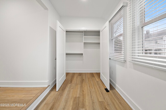 Building Photo - 427 Hoyt St